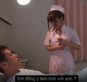 Y tá giúp nam bệnh nhân phá trinh